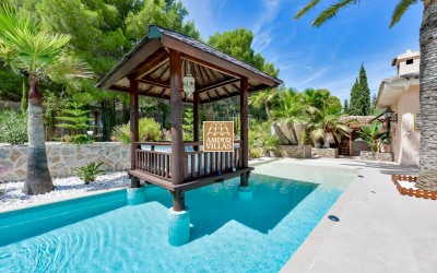 Magnificent property with a lot of privacy and dreamlike outdoor areas