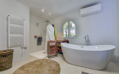 Villa, recently renovated, with guest apartment and stunning sea and mountain views.