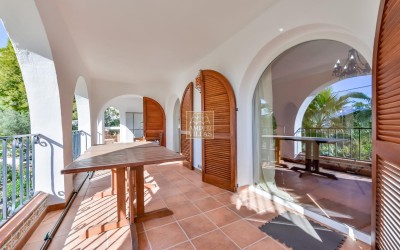 Villa, recently renovated, with guest apartment and stunning sea and mountain views.