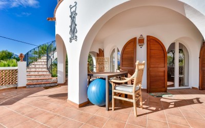 Villa, recently renovated, with guest apartment and stunning sea and mountain views.