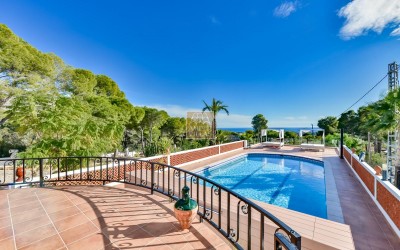 Villa, recently renovated, with guest apartment and stunning sea and mountain views.