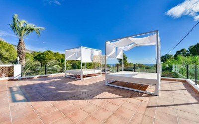 Villa, recently renovated, with guest apartment and stunning sea and mountain views.