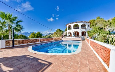 Villa, recently renovated, with guest apartment and stunning sea and mountain views.
