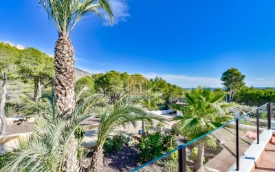 Villa, recently renovated, with guest apartment and stunning sea and mountain views.