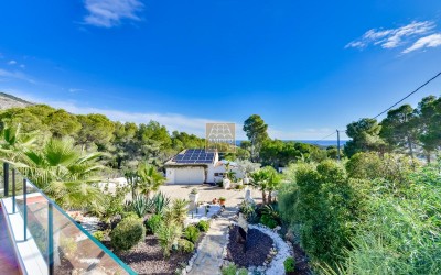 Villa, recently renovated, with guest apartment and stunning sea and mountain views.