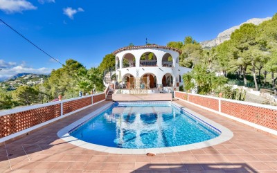 Villa, recently renovated, with guest apartment and stunning sea and mountain views.