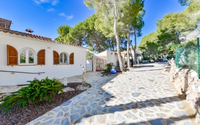 Villa, recently renovated, with guest apartment and stunning sea and mountain views.
