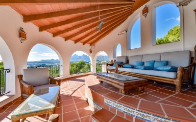 Villa, recently renovated, with guest apartment and stunning sea and mountain views.