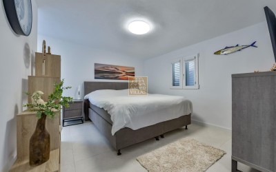 Villa, recently renovated, with guest apartment and stunning sea and mountain views.