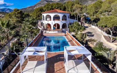 Villa, recently renovated, with guest apartment and stunning sea and mountain views.