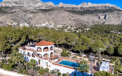 Villa, recently renovated, with guest apartment and stunning sea and mountain views.