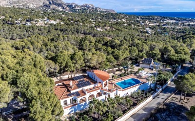 Villa, recently renovated, with guest apartment and stunning sea and mountain views.