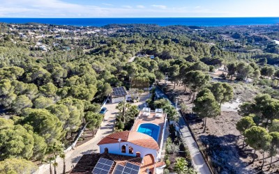Villa, recently renovated, with guest apartment and stunning sea and mountain views.