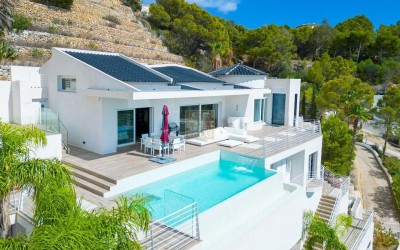 DESIGNER VILLA WITH SPECTACULAR SEA VIEWS