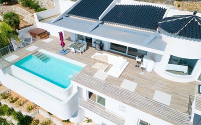 DESIGNER VILLA WITH SPECTACULAR SEA VIEWS