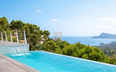 DESIGNER VILLA WITH SPECTACULAR SEA VIEWS