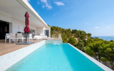 DESIGNER VILLA WITH SPECTACULAR SEA VIEWS