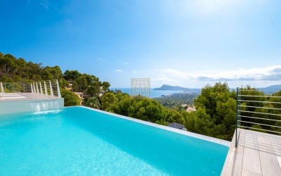 DESIGNER VILLA WITH SPECTACULAR SEA VIEWS